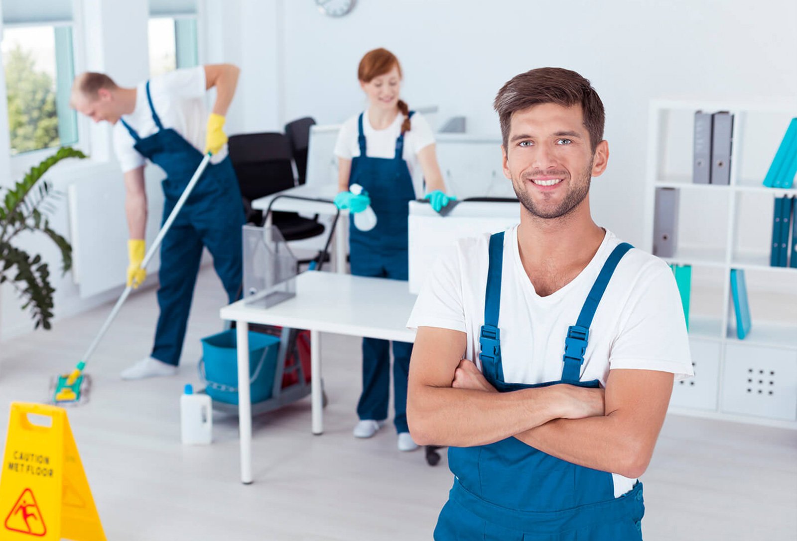 Jobbing service. Клининг офиса. Профессиональная уборка помещений. Клининг мужчина. Сотрудники клининговой компании.